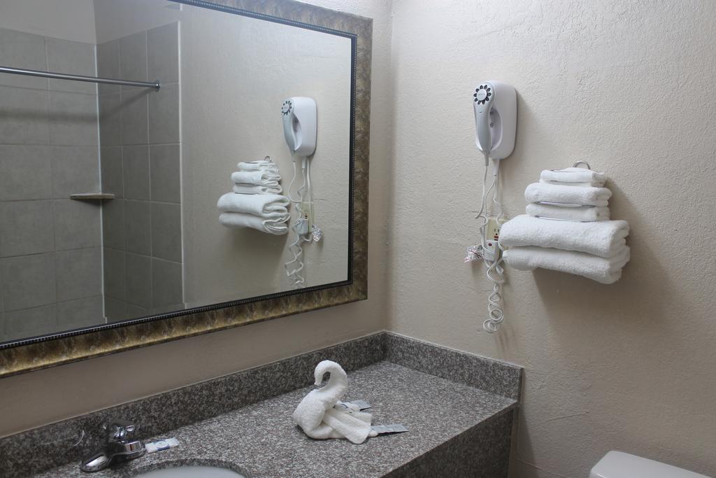 Bays Inn And Suites ベイタウン エクステリア 写真